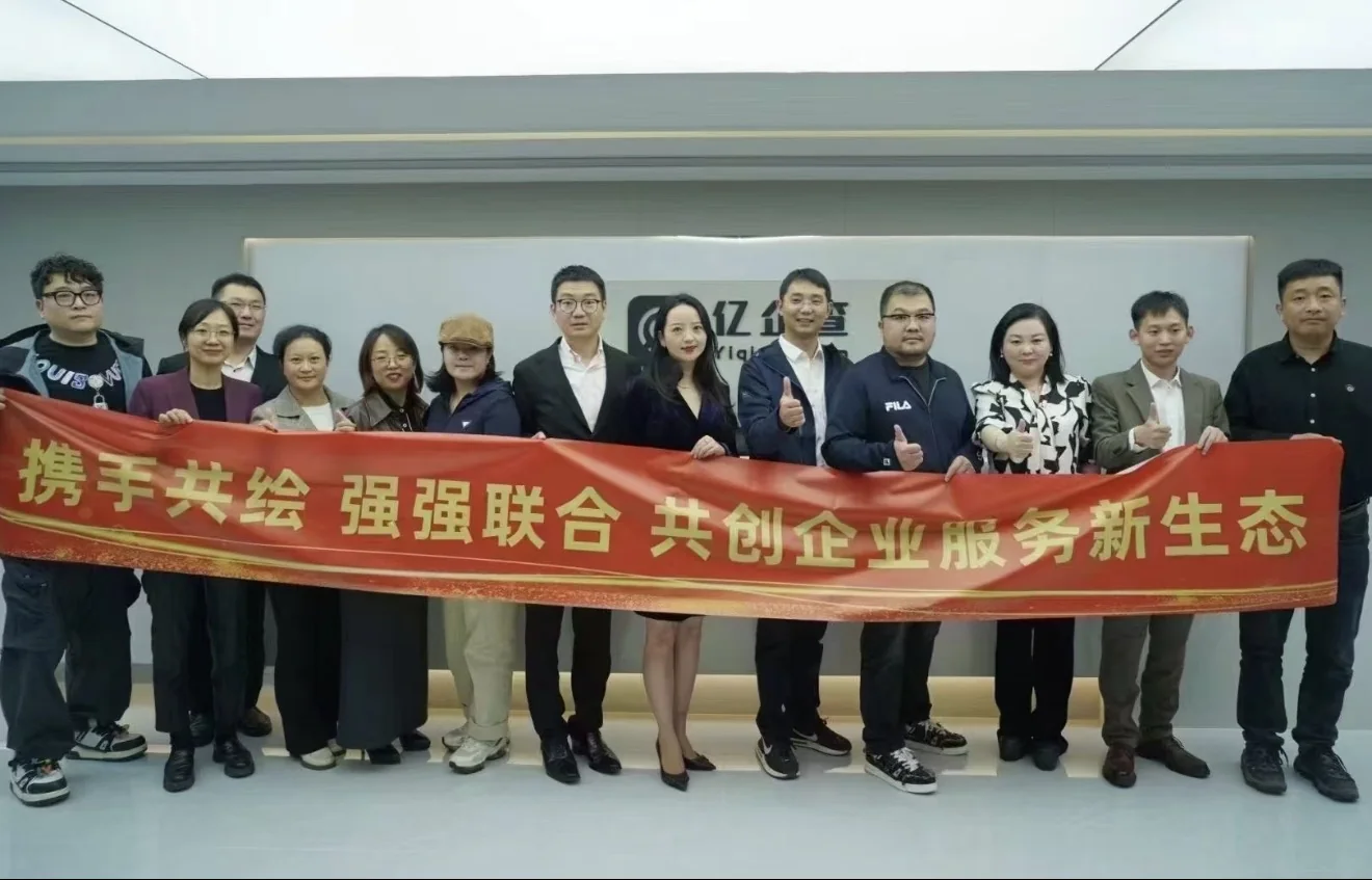 项目团队与合作伙伴在工程现场合影